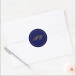 Elegant Monogram Mörk blått och Guld Bröllop Runt Klistermärke<br><div class="desc">Monogrametiketter av elegant med en mörk blått palett och guld färg, som är lätta att anpassa. De kan användas som sälar för kuvert eller som bröllopsmärkning. De ingår i en särskild samling där du kan hitta matchande artiklar. Kontakta mig gärna om du behöver hjälp med att anpassa den här eller...</div>