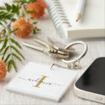 Elegant Monogram Namn Modern<br><div class="desc">Guld Grått Monogram Script Namn Modern-nyckelkedja kan du enkelt redigera med ditt namn och börja med genom att klicka på knappen "Anpassa". Ändra färgen på text och bakgrund helt när du markerar länken Anpassa detta.</div>