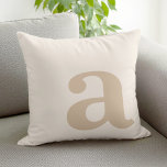 Elegant Monogram Neutralt Beige Brev Initial Kudde<br><div class="desc">Elegantens moderna monogram brev inledningsvis. Anpassa för anpassningsbar med monogrammade presenter och mycket annat.</div>