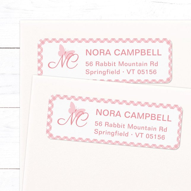 Elegant Monogram Peach Rosa Gingham Returadress Returadress Etikett (Elegant butterfly monogram return address label in peach pink with a gingham checkered background.)