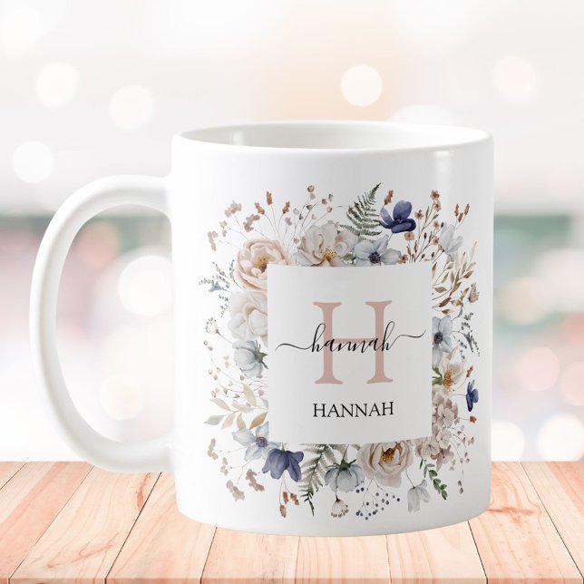 Elegant Monogram Pretty Beige Blue Flowers Floral Kaffemugg (In situ)
