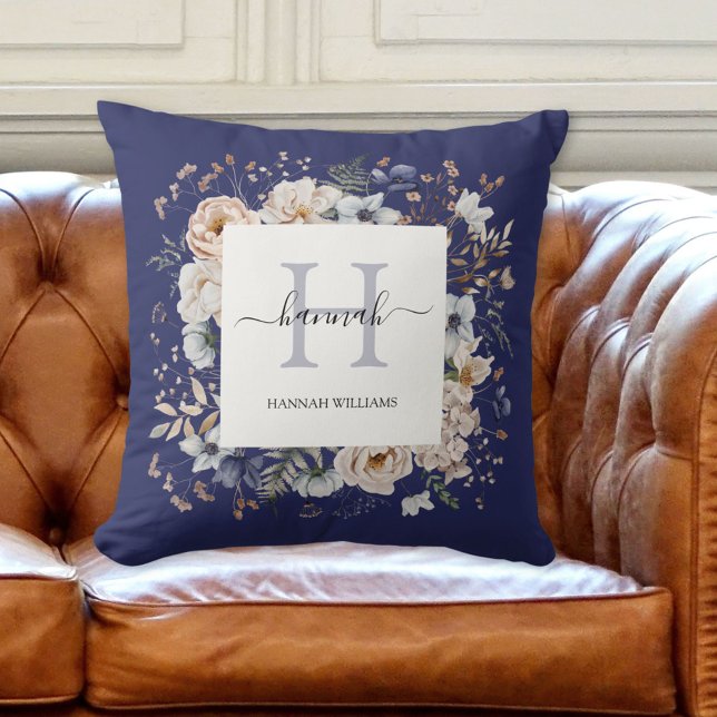 Elegant Monogram Pretty Beige Blue Flowers Floral Kudde (In situ 2)
