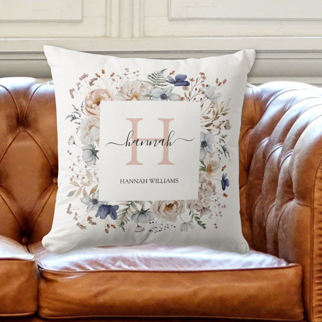 Elegant Monogram Pretty Beige Blue Flowers Floral Kudde (In situ 2)