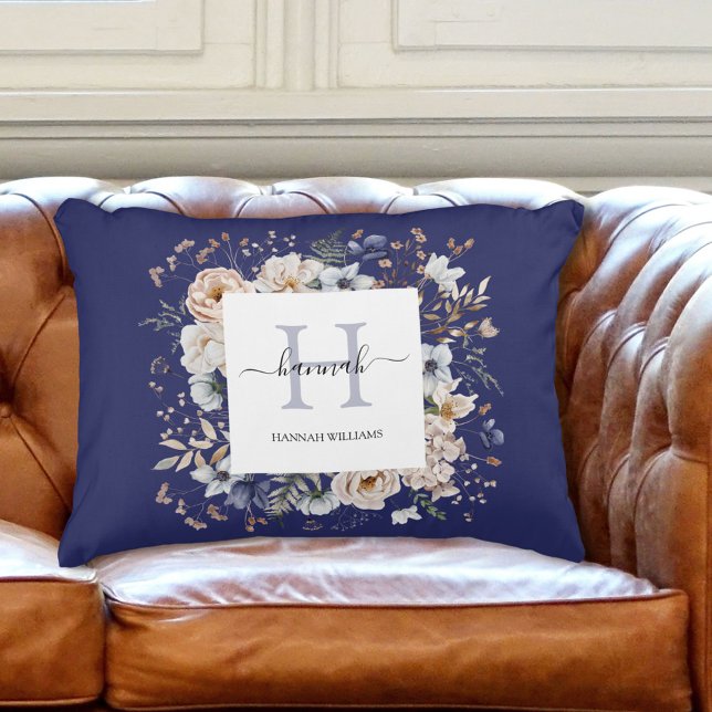 Elegant Monogram Pretty Beige Blue Flowers Floral Prydnadskudde (In situ)