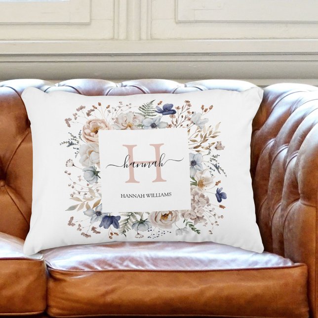Elegant Monogram Pretty Beige Blue Flowers Floral Prydnadskudde (In situ)