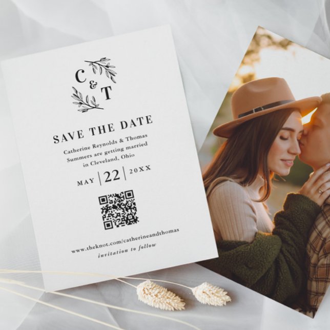 Elegant Monogram QR-kod Foto Bröllop Spara Datumet (Minimal Greenery Leaves Monogram Wedding Photo Save the Date with QR Code.)