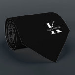 Elegant Monogram | Svart | Ensidig Slips<br><div class="desc">En elegant som har ett fet vitt monogram över en svart bakgrund. Ovanpå detta monogram sitter ditt förnamn eller efternamn som är skrivet i alla huvudstäder. Om du vill ha ett djärvare utseende för namn inuti det stora brev kan du göra följande: Använda anpassningsfunktionen och redigera och klicka på namn....</div>