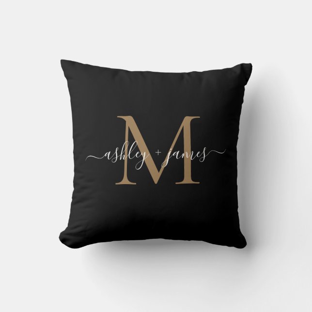 Elegant Monogram Svart Guld Script Namn Bröllop Kudde (Framsida)