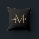 Elegant Monogram Svart Guld Skript Namn Bröllop Kudde<br><div class="desc">Trendig monogram kudde med era namn och monogram i vit elegant handskriven kalligrafi och guld modern typografi på en svart bakgrund. Lägg bara till era namn och monogram. Exklusivt designad för dig av Happy Dolphin Studio. Om du behöver hjälp eller matchande produkter, vänligen kontakta oss på happydolphinstudio@outlook.com. Vi hjälper dig...</div>