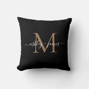 Elegant Monogram Svart Guld Skript Namn Bröllop Kudde