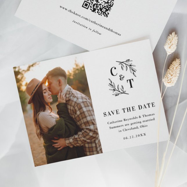 Elegant monogram svart och vit bröllopsfoto spara datumet (Minimal Greenery Leaves Monogram Wedding Photo Save the Date with QR Code.)