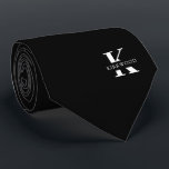 Elegant Monogram | Svartvit Slips<br><div class="desc">En elegant som har ett fet vitt monogram över en svart bakgrund. Vid sidan av detta monogram sitter ditt förnamn eller efternamn som är skrivet i alla versaler.</div>