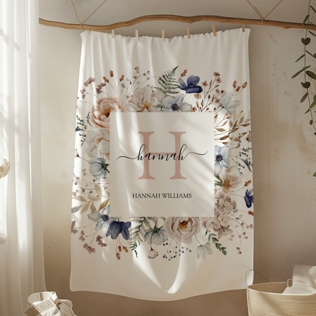 Elegant Monogram Vacker Beige Blå Blommor Blommig Fleecefilt (In situ)