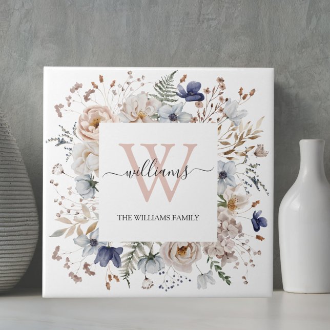 Elegant Monogram Vacker Beige Blå Blommor Blommig Kakelplatta (In situ)
