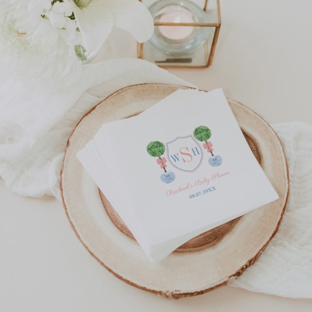Elegant Monogram Vapensköld Girl Baby Shower Party Pappersservett (Preppy baby girl shower napkin design with boxwood topiary and pink bow and 3 letter monogram crest)
