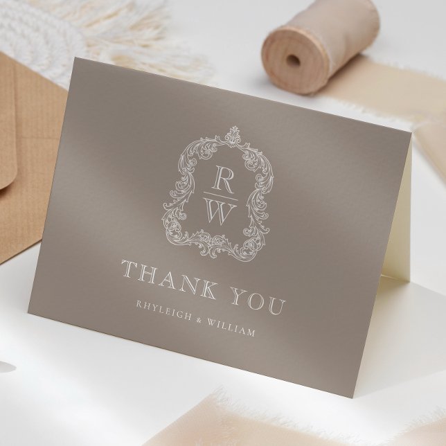 Elegant Monogram Vapensköld Taupe Bröllop Tack Kort (Skapare uppladdad)