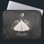 Elegant Monogram Vintage Butterfly Laptop sleeve<br><div class="desc">En bohemisk vintage mystisk matt laptop sleeve. En vacker rostig matt med lövning i jordton färg. Anpassa den med ditt namn på framsidan av den bärbara datorns hölje. Designad av Blackberry Boulevard. Andra Mystical Moths-utformningar som finns i butiken.</div>
