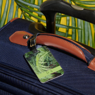 Elegant monogrammätikett med ormbunksblad för resv bagagebricka