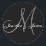 Elegant Monogrammed Black & White Bröllop-etikett Runt Klistermärke<br><div class="desc">Design av Elke Clarke ©2008, 2009, 2010. Den här utformningen är enkel men klassisk och passar alla inbjudningar och bröllop-teman. Med MONOGRAM GALLERY kan du anpassa namn, monogram och färg på detta klistermärke. Klicka bara på knappen "CUSTOMIZE" och följ anvisningarna. Matchande inbjudningsdesign bokförs nedan. Klicka bara på den för att...</div>