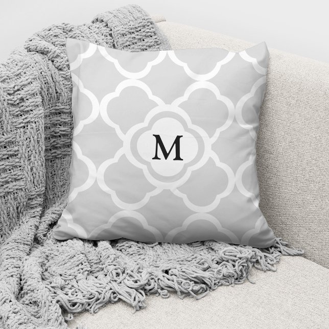 Elegant Monogrammed Grått Quatrefoil Mönster Kudde (Skapare uppladdad)