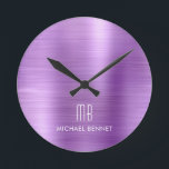 Elegant Monogrammed Lila Brushed Metallic Rund Klocka<br><div class="desc">Personlig Elegant Monogrammed Lila Brushed Round Clock.</div>