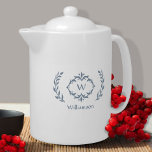 Elegant Monogrammed Namn Modern utandningsblått<br><div class="desc">Anpassa ditt kök med vår elegant i monogrammet namn och den första neutralten lyxdammig blå och vit design med ett unikt textalternativ för lagerkrans och anpassningsbar. Med Zazzle-designen verktyg kan all färger i den här designen, inklusive utandningsbilden, ändras till valfritt färg. Speciell vektorgrafik gör att andedräkten kan förstoras utan att...</div>