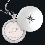 Elegant Monogrammed persikor och Grått Marble Berlockhalsband<br><div class="desc">Utformningsframsidan har en elegant-persika- och grått-tonad "marbling"-effekt som bakgrund till den form som visar initialer av brud och triom. Ert tacksamhetsbudskap och datumet för bröllop inkräktar på utformningen. Utseendet på fintvätt av rosett band övertäcker formgivningen. Designad som medföljer "Persikosöarna och Grått Marble Bröllop Suite".</div>
