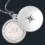 Elegant Monogrammed persikor och Grått Marble Berlockhalsband<br><div class="desc">Utformningsframsidan har en elegant-persika- och grått-tonad "marbling"-effekt som bakgrund till den form som visar initialer av brud och triom. Ert tacksamhetsbudskap och datumet för bröllop inkräktar på utformningen. Utseendet på fintvätt av rosett band övertäcker formgivningen. Designad som medföljer "Persikosöarna och Grått Marble Bröllop Suite".</div>