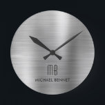 Elegant Monogrammed Silver Grått  Brushed Metallic Rund Klocka<br><div class="desc">Personlig Elegant Monogrammed Silver Grått  Brushed Round Clock.</div>