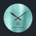 Elegant Monogrammed Teal Grönt Brushed Metallic Rund Klocka<br><div class="desc">Personlig Elegant Monogrammed Teal Grönt Brushed Round Clock.</div>