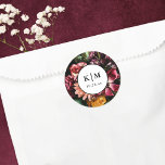 Elegant   Moody Blommigt Svarta Bröllop Runt Klistermärke<br><div class="desc">Den här vackra bröllop-dekalen har vackra höstblommor och elegant. Den här tidlösa designen är ett utmärkt val för många stilar av händelser,  från klassiskt till rustiskt. Anpassade bröllopsmärken lägger till den speciella beröringen i extra.</div>