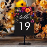 Elegant Moody Vibrant Harvest Blommigt Bordsnummer<br><div class="desc">Förbered den opulenta skönheten hos en skörd av fallande blommigt med vårt infångande bröllop-detaljkort. En dramatisk, men mjuk svart bakgrund ger perfekten arbetsyta för en helt realistisk bukett. Föreställ dig en kraftig explosion av färg, med ro i magenta för orange och mörk, med små blommor och lila i rosa och...</div>