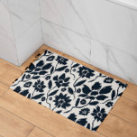 Elegant Mörk blått Blommigt Cream Canvas Badrumsmatta<br><div class="desc">Fintvätt blåa blommor,  elegant sprejad över krämen,  framkallar en känsla av naturskönhet och ära. Varje blomma är mycket detaljerad och visar det finaste hantverket som ger blommönstret liv. Bakgrunden till lugnande kräm fungerar som en perfekt och skapar en harmonisk balans som förstärker helhetsbilden.</div>