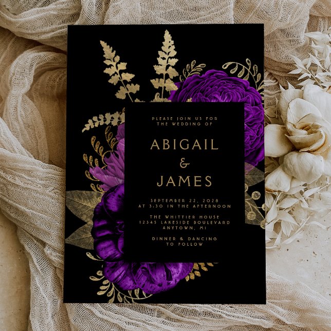 Elegant Mörk Blommig Lila Guld Bröllop Inbjudningar (The perfect choice for a romantic purple and gold themed wedding.)