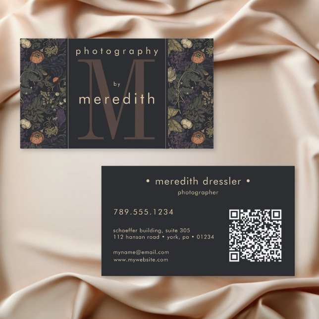 Elegant Mörk Blommig William Morris Monogram QR Visitkort (Elegant Dark Floral William Morris Monogram QR Business Card)