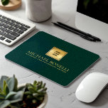 Elegant Mörk grönt läderlyxen Guld Logotyp NAMN Musmatta<br><div class="desc">Förbättra arbetsytan med den här förstklassiga framväxande grönten läderutskrift med musmatta, designad för att kombinera stil och funktioner. Med en lyxig logotyp i guld och alternativet att lägga till två linjer anpassningsbar text är den här musknappen perfekt för att anpassa med ditt namn, ditt företag, ditt företag eller någon annan...</div>