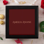Elegant Mörk Red &  Rosa Typography Minnesask<br><div class="desc">Den här elegantens mörk röd och  rosa-typografi-presentboxen är sofistikerad med sin förfinade kombination av färg och modern design. Perfekt för att presentera speciella gåvor. Den lägger till snyggt och personlig till alla tillfälle.</div>