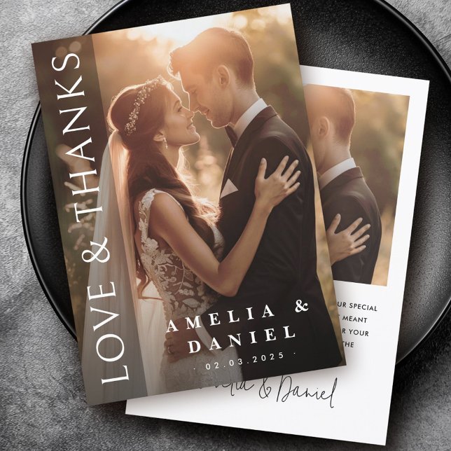 Elegant mörk vertikal överlagring bröllopsfoto tack kort (Elegant dark vertical overlay wedding photo thank you card)