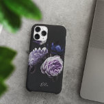 Elegant Mörk Violet Blommigt Peony Personlig<br><div class="desc">Lägg till lite lyx till din mobil med den här chicen fodral med ett kluster av blek lavender lila ro och djupt indigo blå peonies på en mörk och dramatisk bakgrund. Anpassa den här elegantens blommigt-telefonväska med ditt namn eller initialt utmed grund i elfenbenstorn.</div>