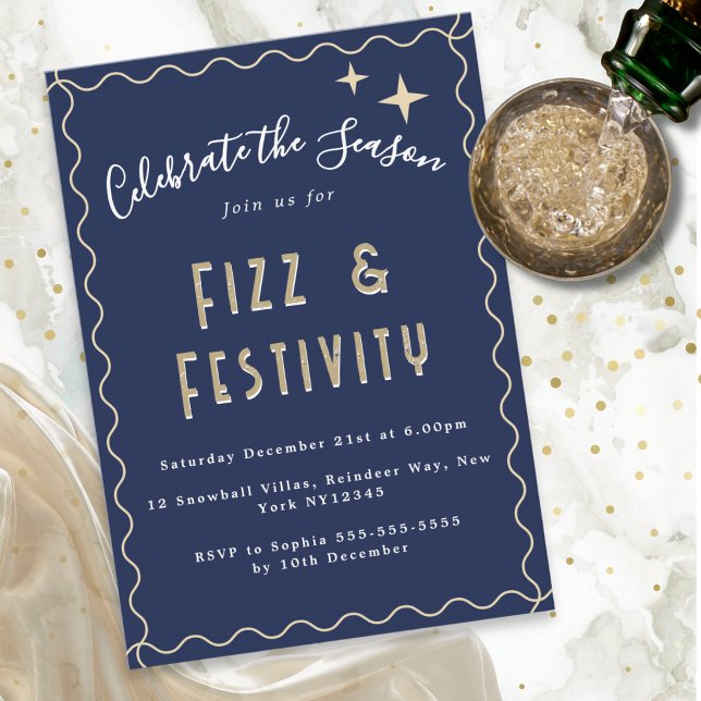 Elegant mörkblå Fizz & Festivity julfest Inbjudningar (A personalized blue holiday party invitation with Fizz and Festivity theme, with gold wavy border)