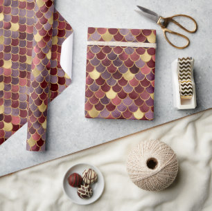 Elegant mörkröd ombré-folie & guld-fjällmönster presentpapper