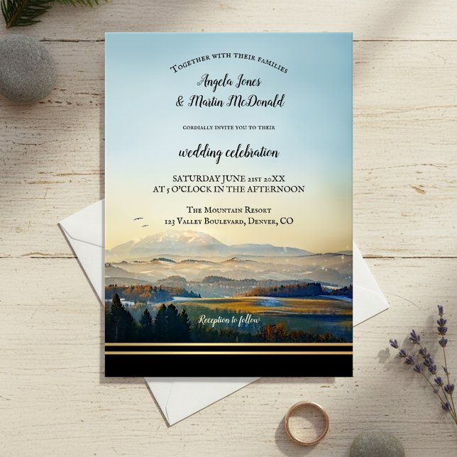 Elegant Mountain Ligcape Art Bröllop Inbjudningar (Wedding invitation featuring a modern landscape painting of mountains with golden lining)