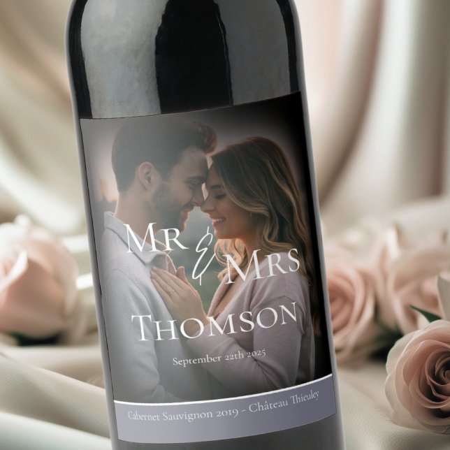 Elegant Mr. & Mrs. fotogloomy grått vinterbröllop Vinflaska Etikett (Skapare uppladdad)