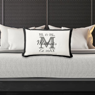 Elegant Mr. och Namn Black Newlyged Monogram Lumbarkudde