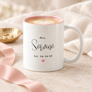 Elegant Mrs Script Rosa Bröllopsmonogram Två-Tonad Mugg