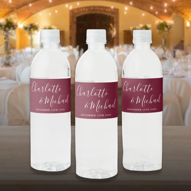 Elegant Namnteckning skript Burgundy Bröllop Vattenflaskor Etikett (Elegant Signature Script Burgundy Wedding Water Bottle Label)
