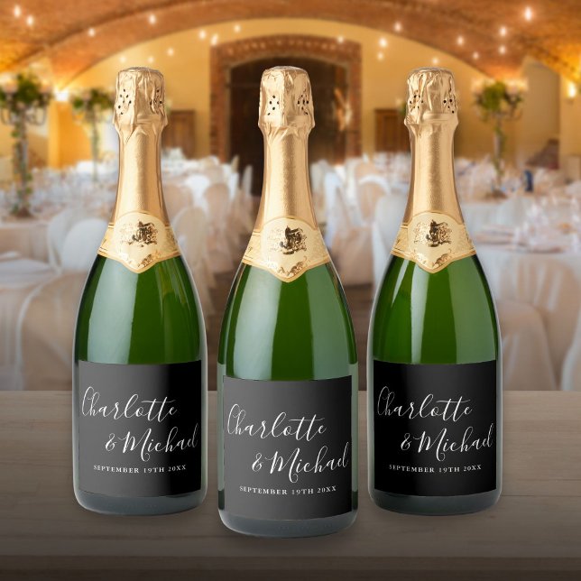 Elegant Namnteckning skript i svartvitt Bröllop (Elegant Signature Script Black And White Wedding Sparkling Wine Label)