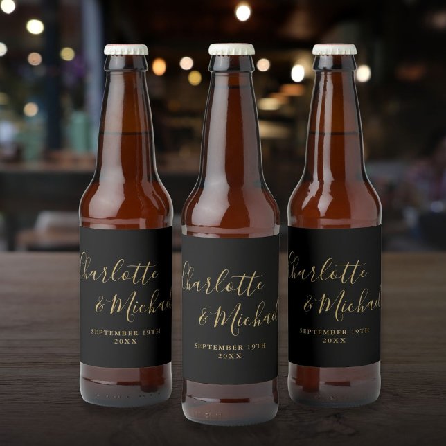 Elegant Namnteckning skript svart och Guld Bröllop Ölflaska Etikett (Elegant Signature Script Black And Gold Wedding Beer Bottle Label)