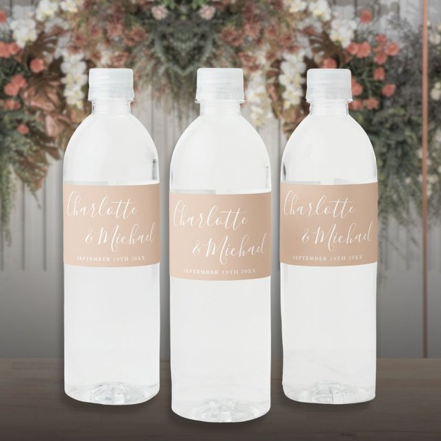 Elegant Namnteckning skriptton Tan Taupe Bröllop Vattenflaskor Etikett (Elegant Signature Script Tan Taupe Wedding Water Bottle Label)