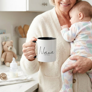 Elegant Nana EST År Minimalistisk Skriptdesign Mugg